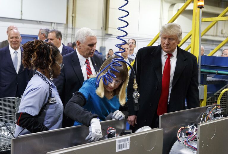 Избранный президент США Дональд Трамп во время визита на завод компании Carrier в штате Индиана. 1 декабря 2016 года Избранный президент США Дональд Трамп во время визита на завод компании Carrier в штате Индиана. 1 декабря 2016 года