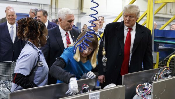 Избранный президент США Дональд Трамп во время визита на завод компании Carrier в штате Индиана. 1 декабря 2016 года