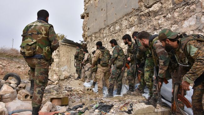 Военные сирийской армии в одном из восточных районов Алеппо. 5 декабря 2016