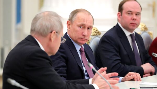 Владимир Путин во время встречи в Кремле с судьями Конституционного суда. 6 декабря 2016