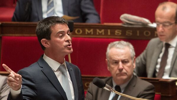 Премьер-министр Франции Манюэль Вальс (на первом плане) выступает перед депутатами Национальной Ассамблеи Франции (нижней палаты парламента)
