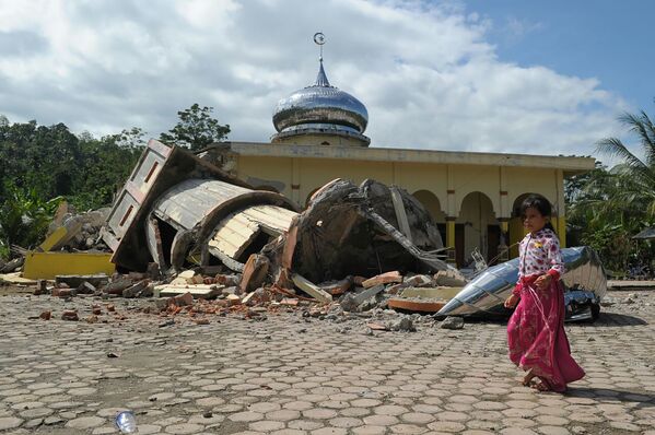 Разрушенная в результате землетрясения мечеть на севере Суматры, Индонезия. 7 декабря 2016