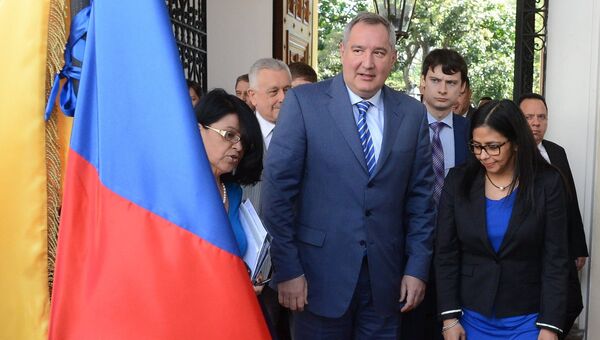 Заместитель председателя правительства РФ Дмитрий Рогозин и министр иностранных дел Венесуэлы Делси Родригес во время встречи в Каракасе. 6 декабря 2016