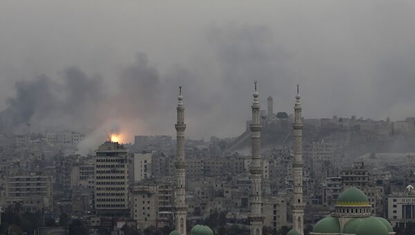 Дым от взрывов над Алеппо, Сирия