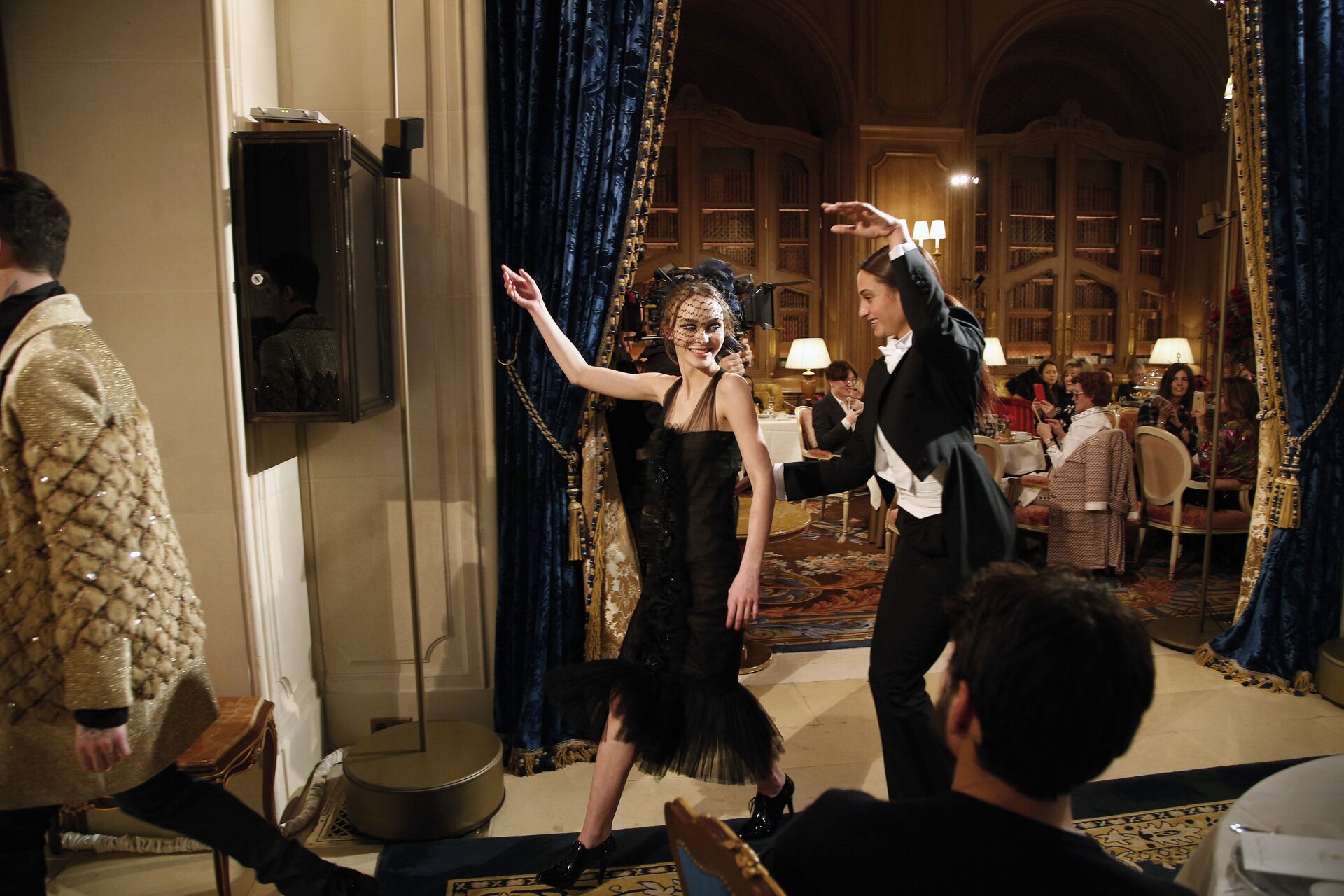 Лили-Роуз Депп во время показа коллекции Chanel Metiers D'Art в Париже, Франция Лили-Роуз Депп во время показа коллекции Chanel Metiers D'Art в Париже, Франция - РИА Новости, 1920, 30.08.2025