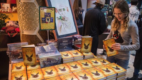 Старт продаж книги Гарри Поттер и проклятое дитя на русском языке в доме Книги на Новом Арбате в Москве