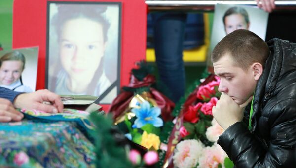 Родные и близкие на церемонии прощания с детьми, погибшими в ДТП на трассе Тюмень - Ханты-Мансийск 4 декабря, в Центре физической культуры и спорта Жемчужина Югры
