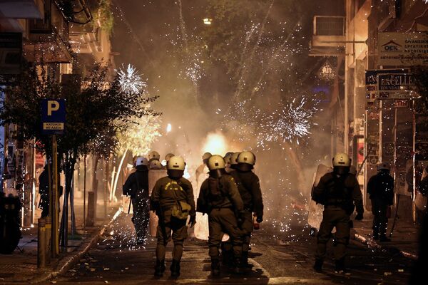 Полицейские во время разгона демонстрантов, устроивших беспорядки во время шествия в годовщину убийства подростка в Афинах, Греция