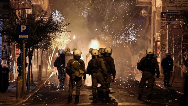 Полицейские во время разгона демонстрантов, устроивших беспорядки во время шествия в годовщину убийства подростка в Афинах, Греция