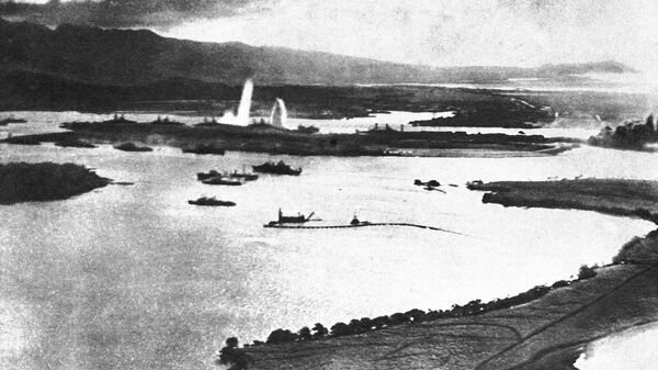 Вид Перл-Харбора во время японских бомбардировок. 7 декабря 1941 года