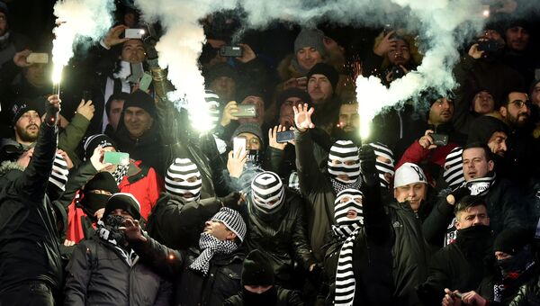 Фанаты турецкого Бешикташа во время матча Лиги чемпионов на Олимпийском стадионе в Киеве. 6 декабря 2016