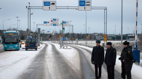 Таможенники на пограничном пункте пропуска автомобилей МАПП Нуйамаа на границе Финляндии и РФ. Архивное фото