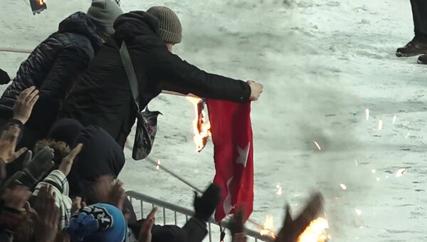 Украинские болельщики подожгли флаг Турции на футбольном матче Лиги чемпионов