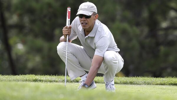 Президент США Барак Обама играет в гольф во время отпуска. Архивное фото