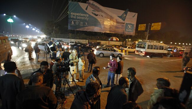 Журналисты возле аэропорта имени Беназир Бхутто в Исламабаде, где должен был приземлиться рейс авиакомпании Pakistan International Airlines из Читрала. 7 декабря 2016