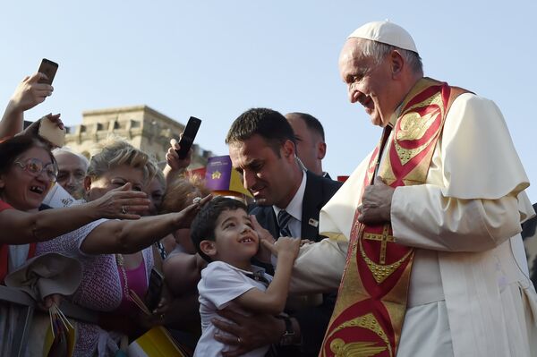 Папа римский Франциск общается с верующими в Ереване во время своего визита в Армению