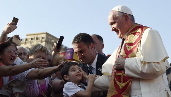 Папа римский Франциск общается с верующими в Ереване во время своего визита в Армению