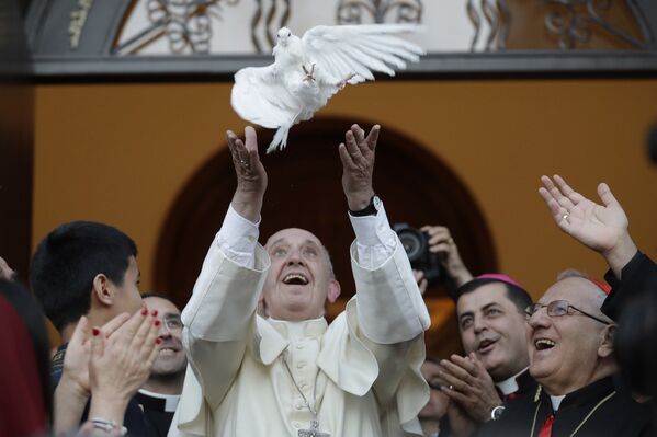 Папа римский Франциск выпускает голубя в Халдейской католическаой церкви в Грузии