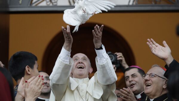 Папа римский Франциск выпускает голубя в Халдейской католическаой церкви в Грузии
