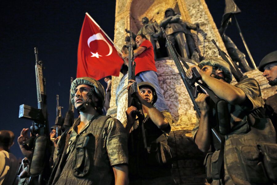 Турецкие солдаты охраняют площадь Таксим во время протестов в Стамбуле. 16 июля 2016 года 