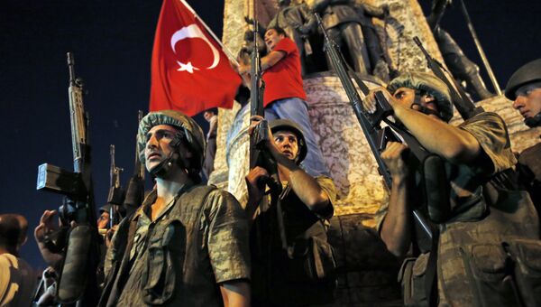 Турецкие солдаты охраняют площадь Таксим во время протестов в Стамбуле. Архивное фото