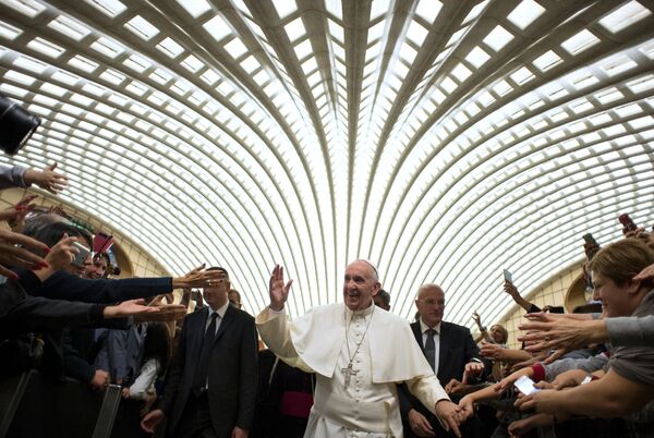 Папа римский Франциск в Зале Павла VI в Ватикане