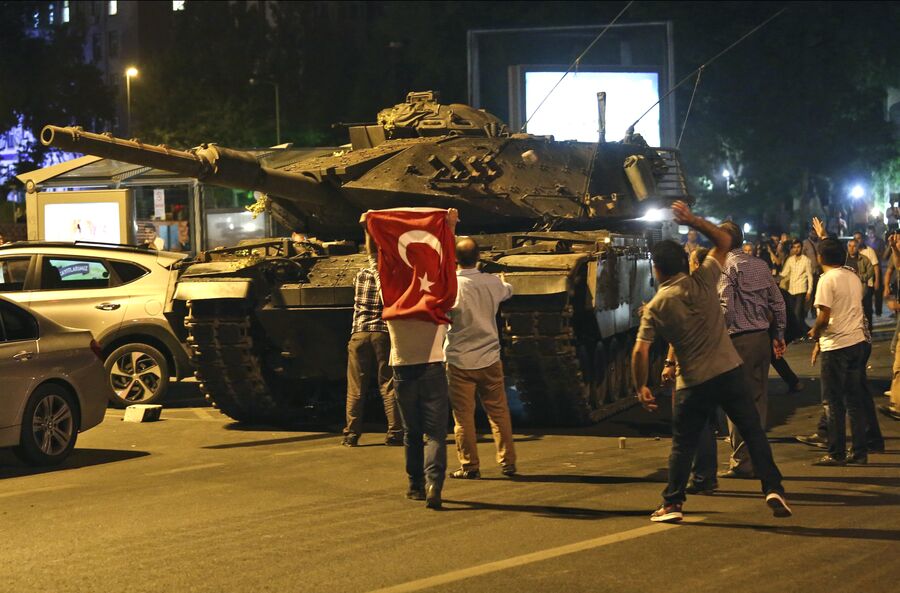 Танк на улице Анкары. 16 июля 2016 года 