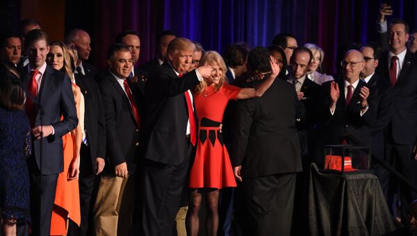 Республиканский кандидат в президенты Дональд Трамп со сторонниками. 9 ноября 2016 год