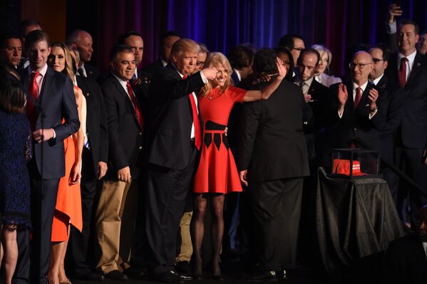 Республиканский кандидат в президенты Дональд Трамп со сторонниками. 9 ноября 2016 год