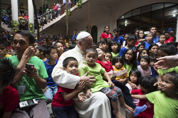 Папа римский Франциск в центре для бездомных детей на Филиппинах