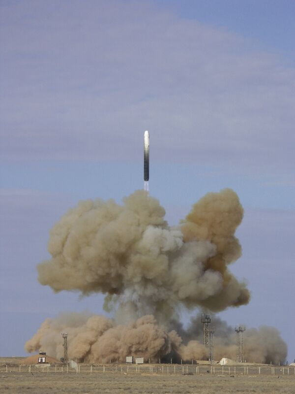 Запуск баллистической ракеты РС-18 с космодрома Байконур