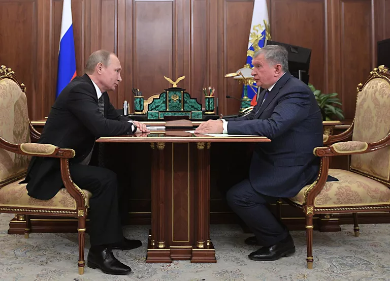 Президент РФ В. Путин встретился с главой Роснефти И. Сечиным Президент РФ В. Путин встретился с главой Роснефти И. Сечиным