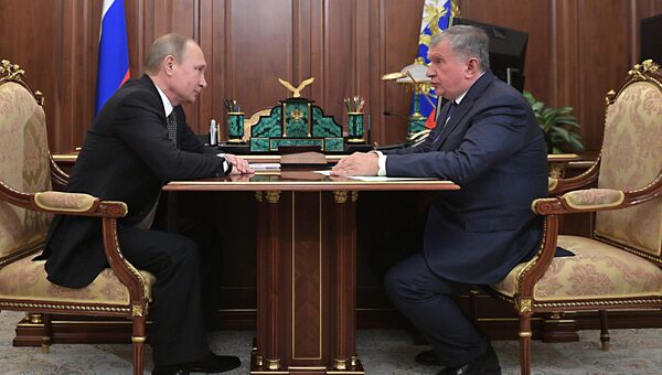 Президент РФ Владимир Путин и главный исполнительный директор ПАО НК Роснефть Игорь Сечин