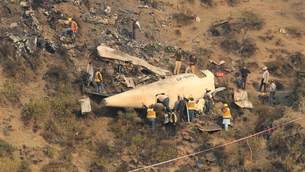 Спасатели на месте крушения самолета авиакомпании PIA недалеко от Абботтабада, Пакистан