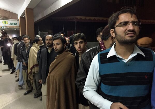 Люди возле отделения скорой помощи в больнице Абботтабада, куда доставили жертв авиакатастрофы, Пакистан