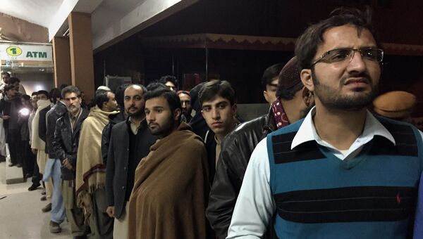 Люди возле отделения скорой помощи в больнице Абботтабада, куда доставили жертв авиакатастрофы, Пакистан