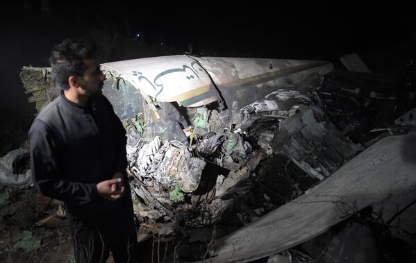 Местный житель на месте крушения самолета авиакомпании PIA недалеко от Абботтабада, Пакистан