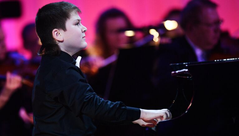 Российский участник Сергей Давыдченко во время финального тура XVII Международного телевизионного конкурса юных музыкантов Щелкунчик Российский участник Сергей Давыдченко во время финального тура XVII Международного телевизионного конкурса юных музыкантов Щелкунчик