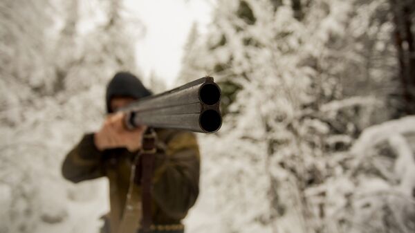 Охотник в зимнем лесу