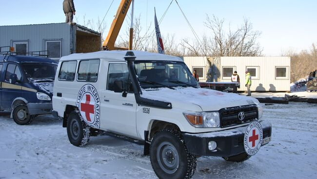 Установка пункта обогрева на КПП Станица Луганская в ЛНР. Архивное фото