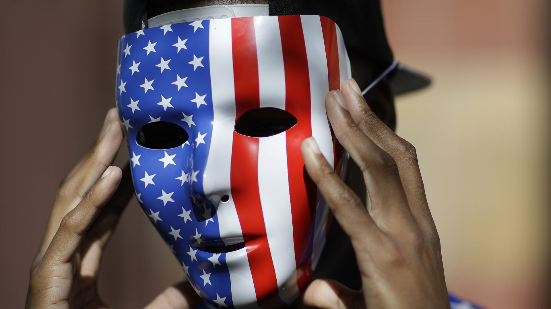 Мужчина в маске с расцветкой флага США - РИА Новости, 1920, 30.09.2021