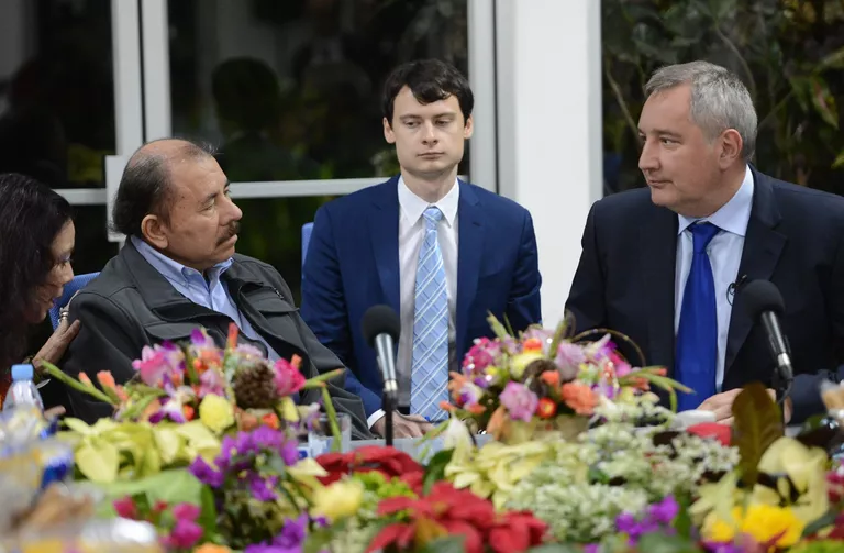 Заместитель председателя правительства РФ Дмитрий Рогозин и президент Никарагуа Даниэль Ортега во время встречи в Манагуа. 7 декабря 2016 Заместитель председателя правительства РФ Дмитрий Рогозин и президент Никарагуа Даниэль Ортега во время встречи в Манагуа. 7 декабря 2016