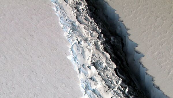 Гигантская трещина в леднике Ларсена в Антарктиде