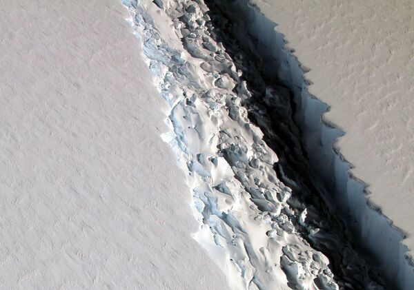 Гигантская трещина в леднике Ларсена в Антарктиде