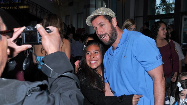 Американский комик Адам Сэндлер фотографируется с поклонницей в Лос-Анджелесе. 2014 год