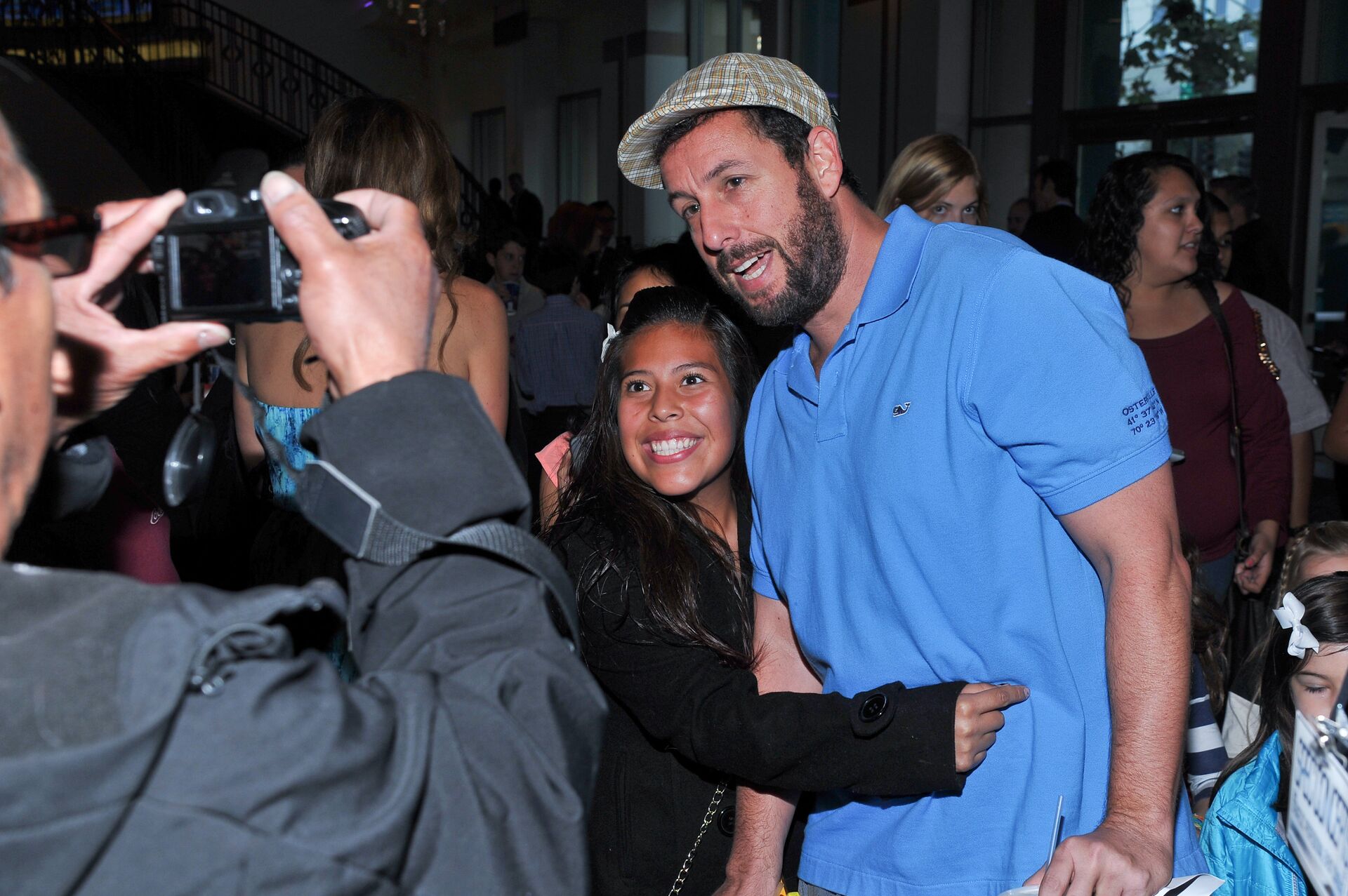 Американский комик Адам Сэндлер фотографируется с поклонницей в Лос-Анджелесе. 2014 год  - РИА Новости, 1920, 20.08.2025