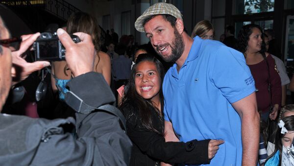 Американский комик Адам Сэндлер фотографируется с поклонницей в Лос-Анджелесе. 2014 год