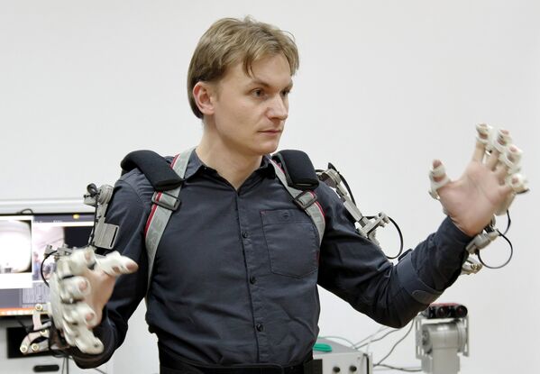 Оператор антропоморфного робота Федор проекта Спасатель во время испытаний в лаборатории на базе НПО Андроидная техника в Магнитогорске