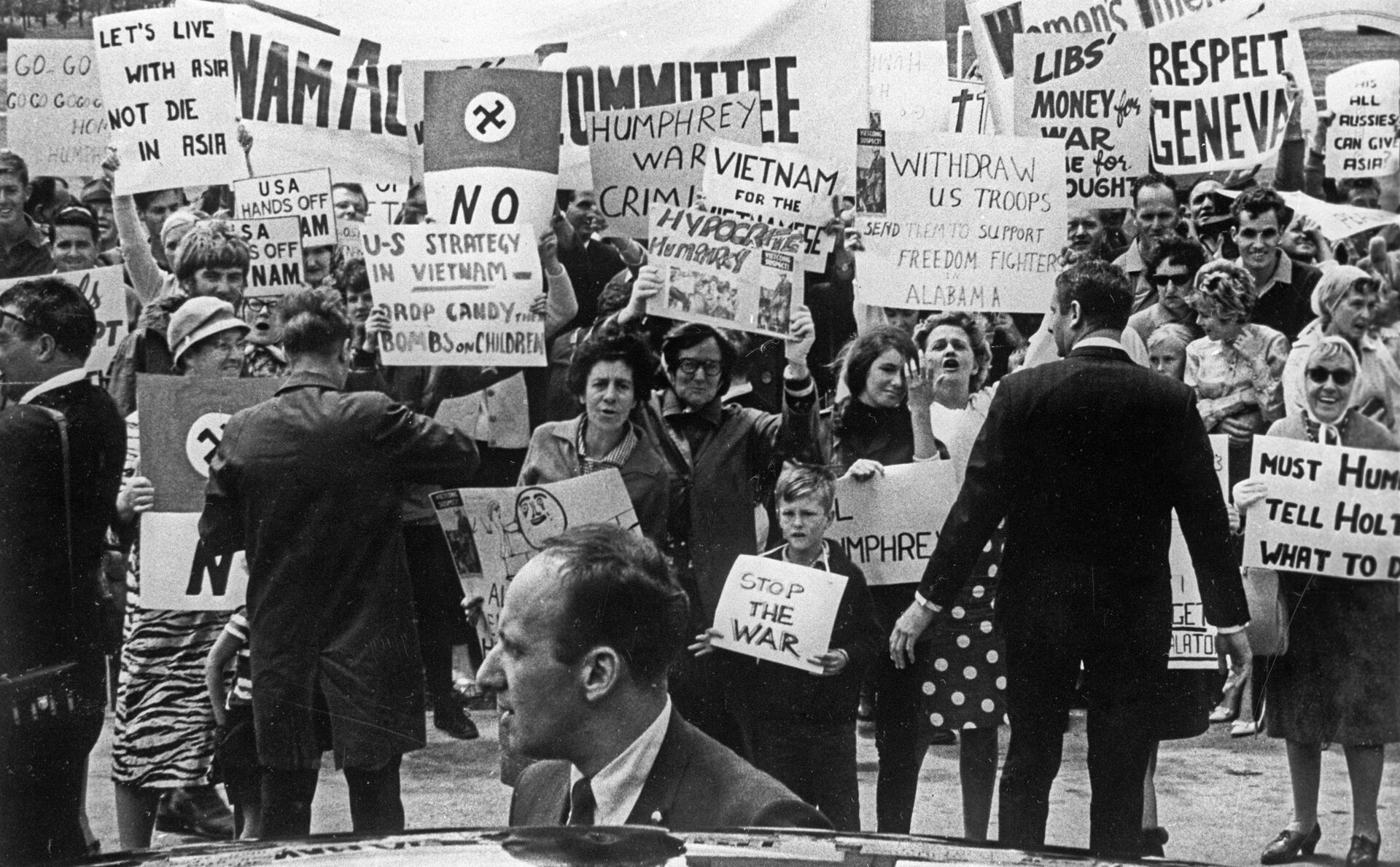 Массовая демонстрация протеста против агрессии США во Вьетнаме. Австралия - РИА Новости, 1920, 22.02.2022