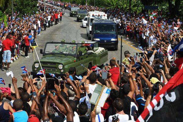 Траурный кортеж с прахом команданте Фиделя Кастро прибыл в Сантьяго-де-Куба